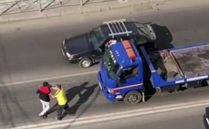 «Как в Mortal Kombat!»: эпичная драка водителей грузовиков восхитила новосибирцев