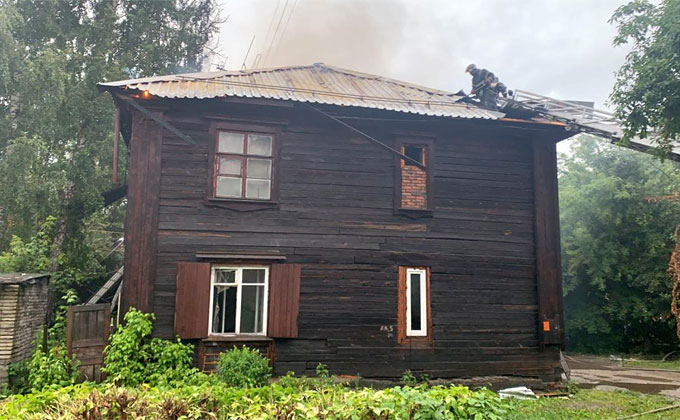 Шесть детей вывели из горящего барака в Новосибирске