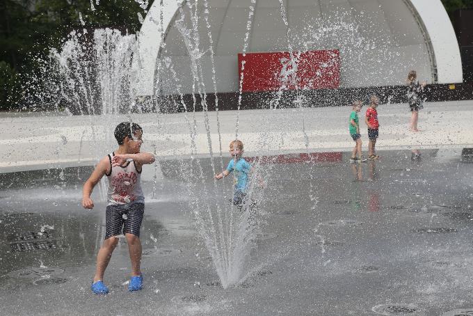 Дети в фонтане раздражают гостей Центрального парка