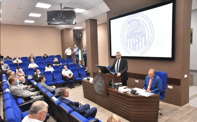 Губернатор Андрей Травников обсудил подготовку кадров для здравоохранения Новосибирской области