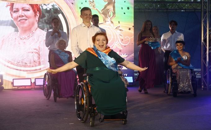 «Недостатков ноль, талантов – тысячи»: 13 корон раздали красавицам на инвалидных колясках в Бердске