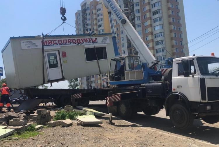 Во Владивостоке демонтировали гаражи и мясной магазин