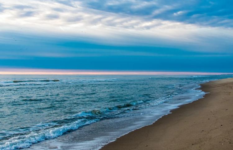 Популярный пляж Приморья непривычно пустует в июле