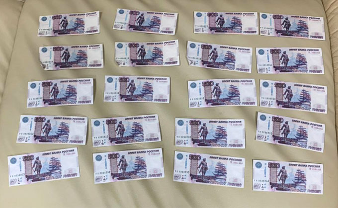 Сотни поддельных банкнот нашли в «Мерседесе» сибирячки