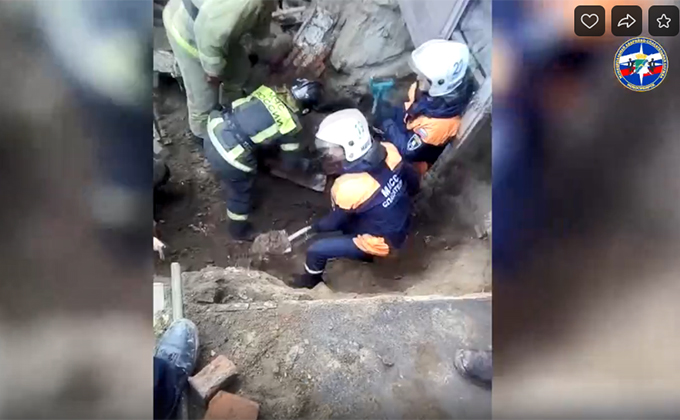 «Оказалось, он живой»: рабочего извлекли из-под завала спасатели