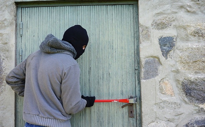 Воры в масках похитили деньги у хозяев в Доволенском районе