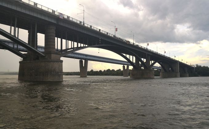 Октябрьский мост закрывают для пешеходов на неопределенное время