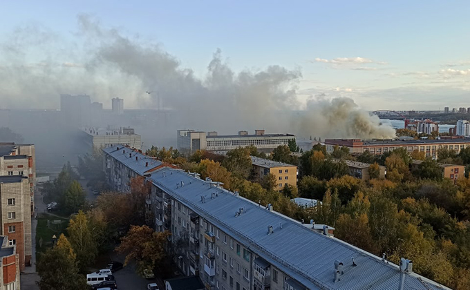 Пожар тушат на территории завода «Электросигнал» в Новосибирске