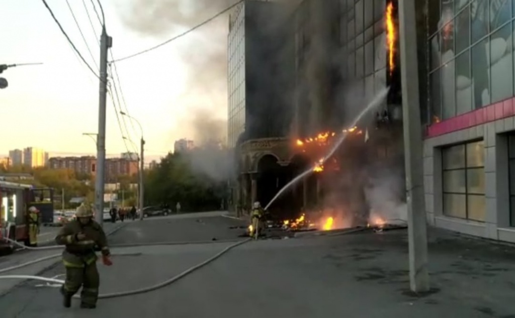 Крупная гостиница в Новосибирске охвачена огнем – подробности