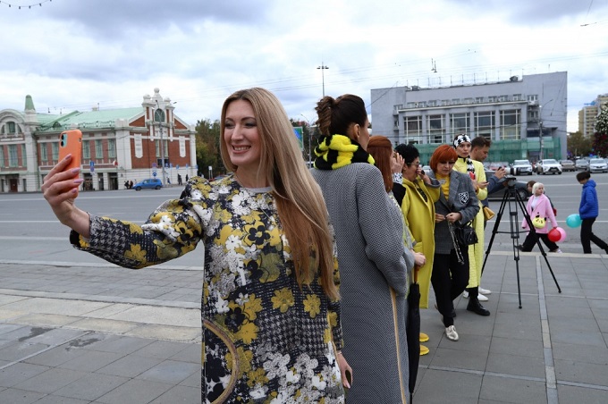 «Переменам – да, ковиду – нет»: красотки в желтом заполонили площадь Ленина