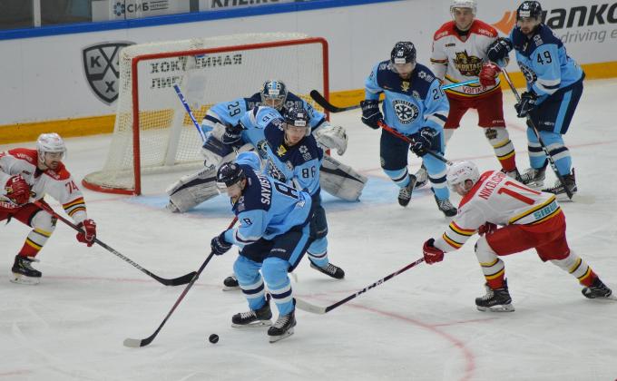 Первая победа в сезоне - хоккейная «Сибирь» выиграла у «Куньлуня»