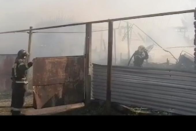 Пожарные отстояли от огня село Раздольное