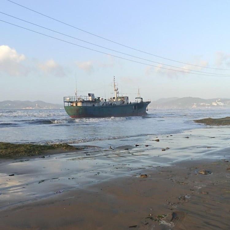 В Приморье шторм выбросил крупное судно на берег