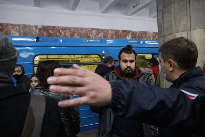 Нет маски - вон из метро: полиция обещает не церемониться