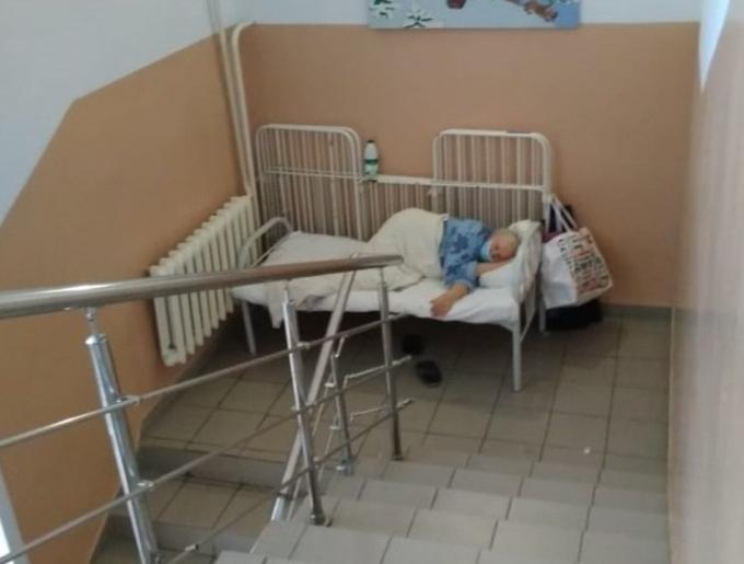 Госпитализацию пациентов на лестнице в Куйбышеве прокомментировал глава Минздрава