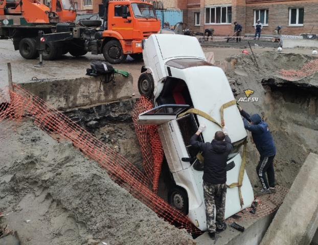 ВАЗ-2106 рухнул в разрытую теплотрассу в Ленинском районе