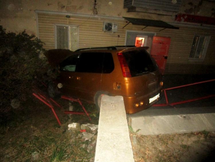В Приморье пьяный водитель, лишенный прав, въехал в бетонный блок