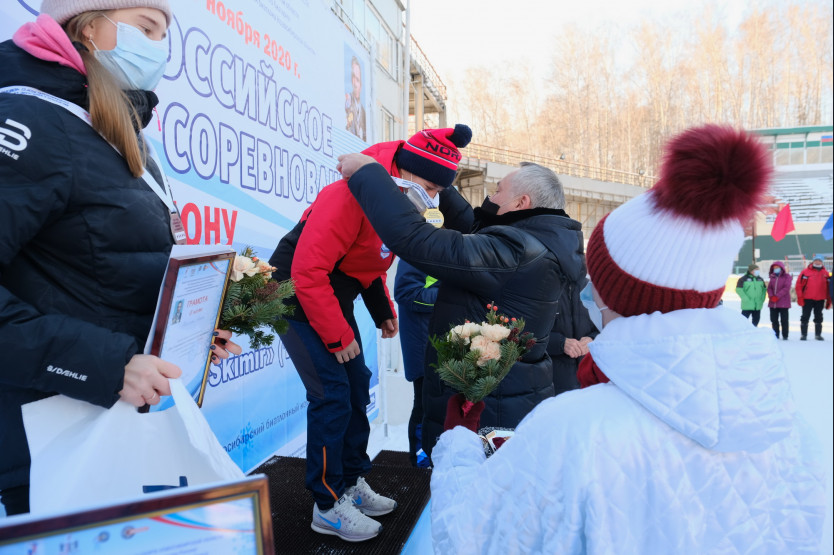 Юных биатлонистов наградил губернатор Новосибирской области