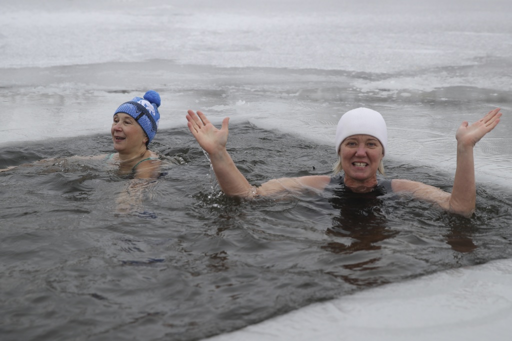 Моржи открыли зимний сезон купания в Новосибирске