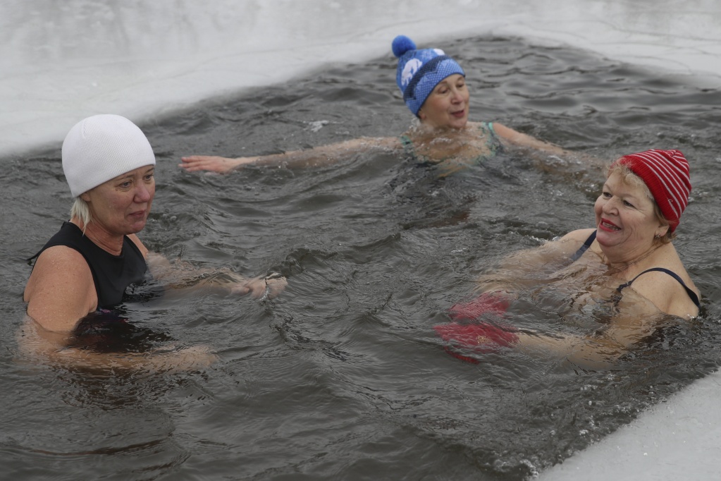 Моржи открыли зимний сезон купания в Новосибирске