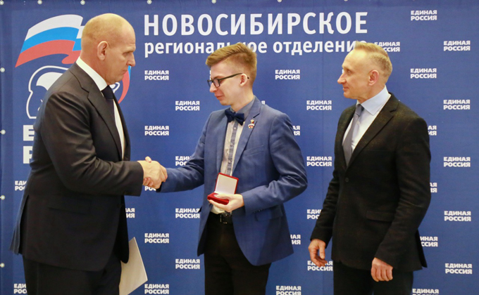 Герой России вручил медали добровольцам Волонтерского центра партии