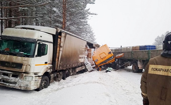 Столкновение грузовиков парализовало федеральную трассу в Болотнинском районе