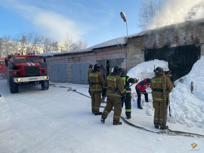 Странника в овчинном тулупе спасли из горящего гаража в Новосибирске
