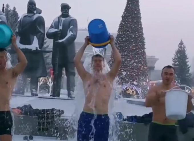 20 моржей облили себя водой на площади Ленина в -35 мороза