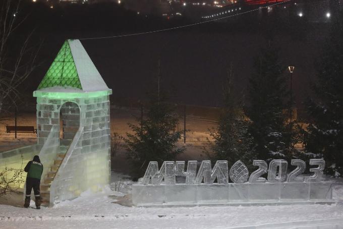 Ледовый городок со скульптурой МЧМ-2023 открыли на набережной в Новосибирске