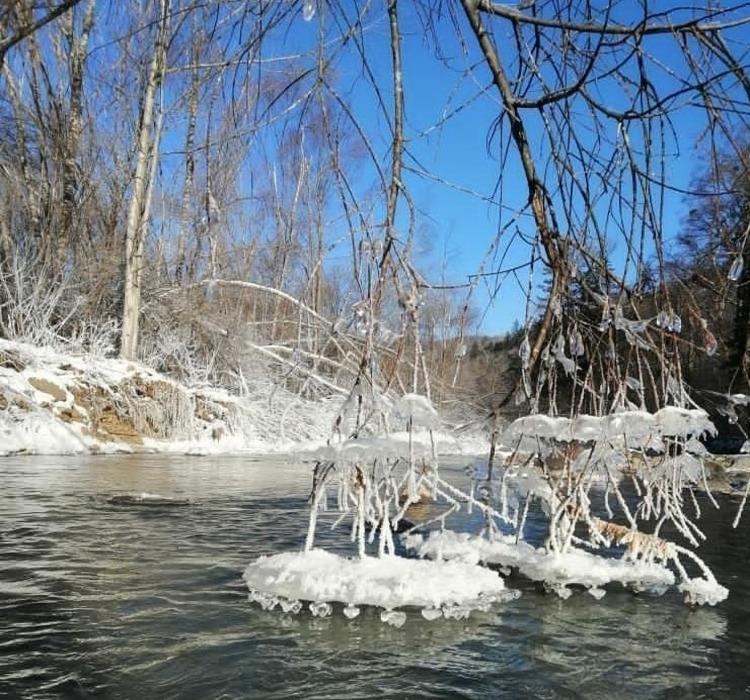 Снежное царство: фото приморской реки набирают популярность в Сети