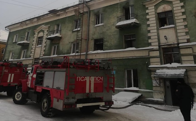 Пожар в трехэтажном доме стал причиной гибели человека в Новосибирске