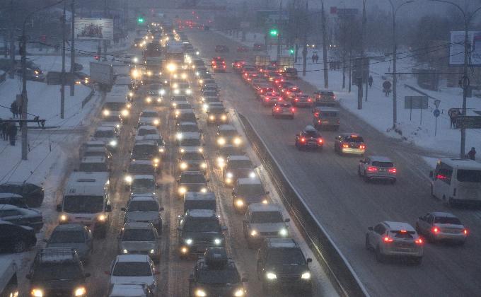 «9 баллов, город стоит»: пробки вновь истязают Новосибирск
