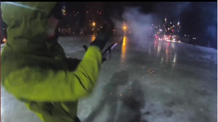 «Дали жару»: жители Владивостока устроили перестрелку фейерверками на льду