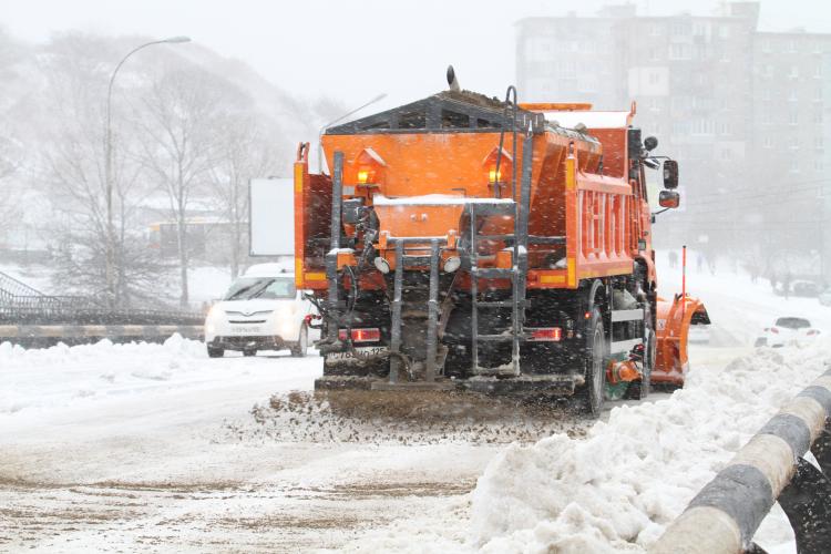 Снегоуборочная техника работает на дорогах Владивостока