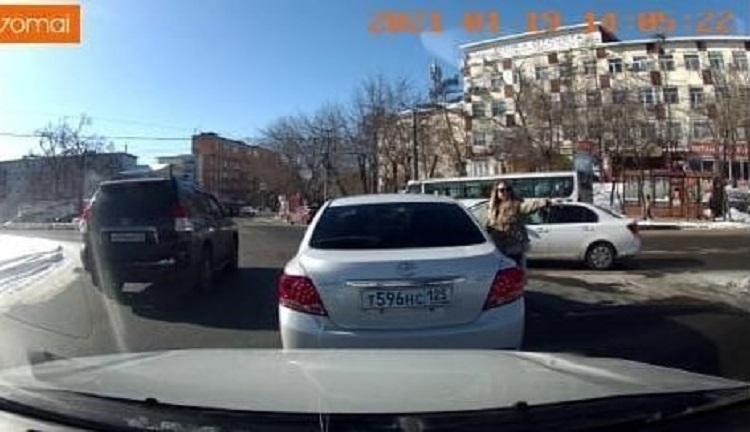 Пусть сожжёт права: владивостокская автоледи прославилась на весь город