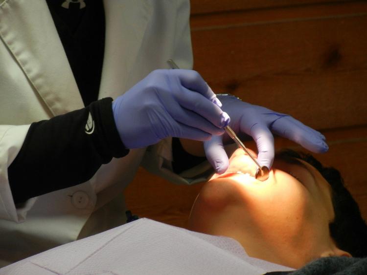 Врач развенчала мифы о пользе популярных народных методов лечения зубов