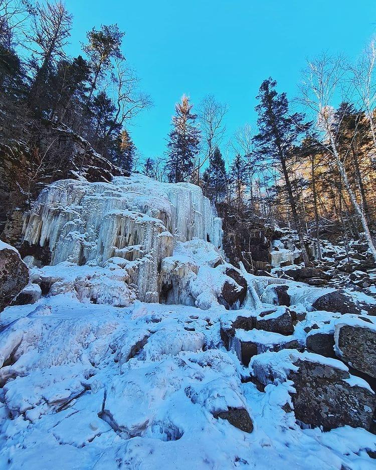 «Вот она - божественная красота»: ледяной водопад растопил сердца приморцев