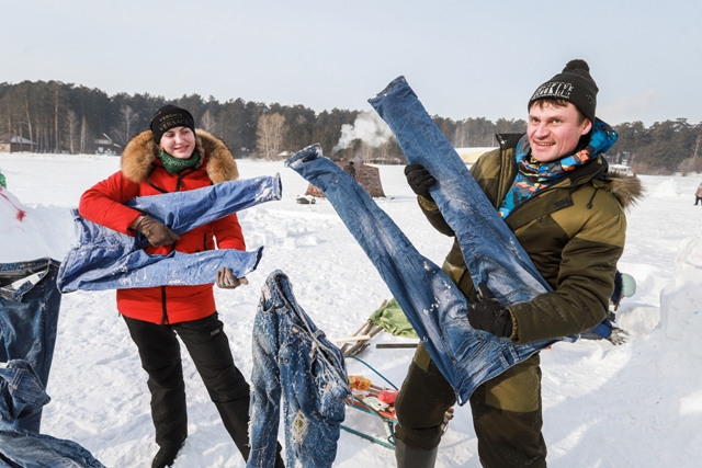 Признавались в любви, катались на лыжах и строили иглу: как прошло 14 февраля в Новосибирске