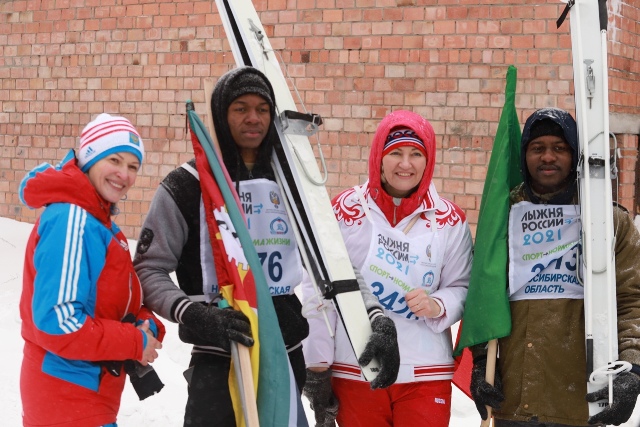 Признавались в любви, катались на лыжах и строили иглу: как прошло 14 февраля в Новосибирске