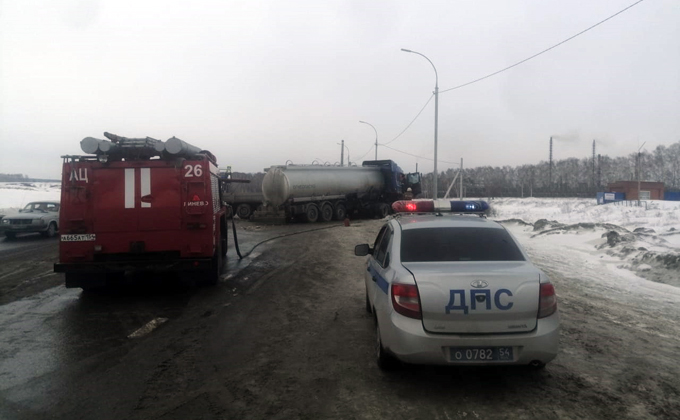 Столкновение фуры и бензовоза блокировало трассу в Новосибирск