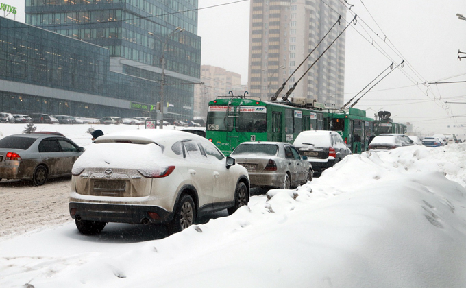 В Новосибирске устраняют последствия снежного урагана