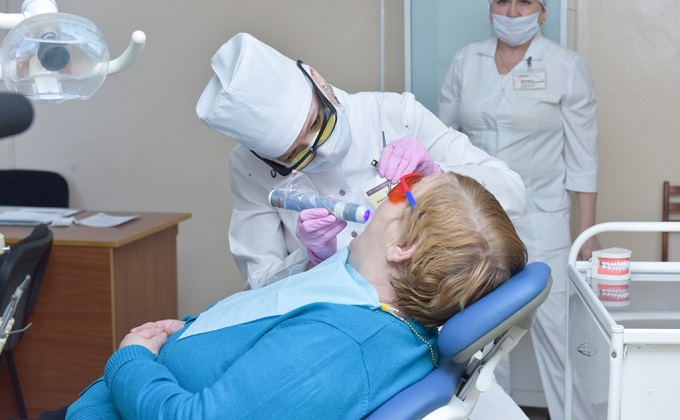 В Новосибирске стоматологи купили «фонарик» за 70 тысяч рублей