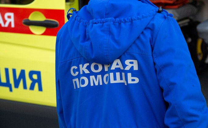 В Новосибирске жених упавшей с 3 этажа девушки избил медика «скорой»
