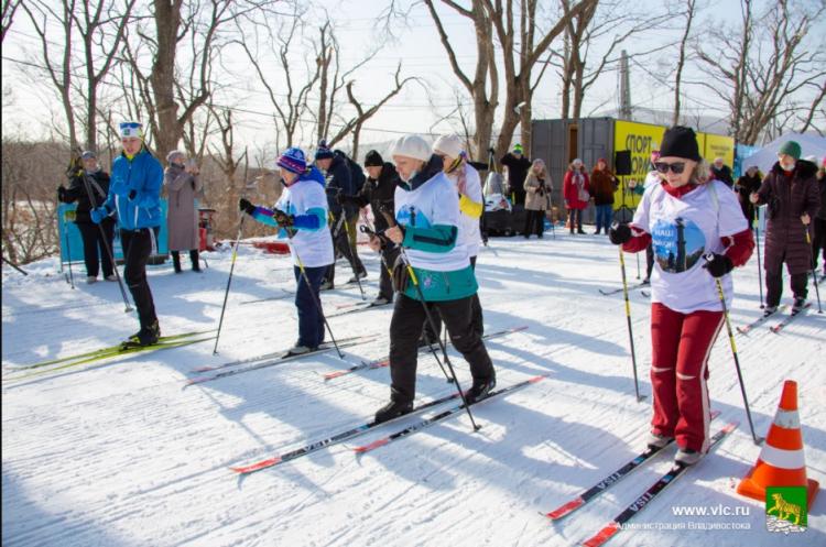 На лыжню острова Русский вышли представители старшего поколения