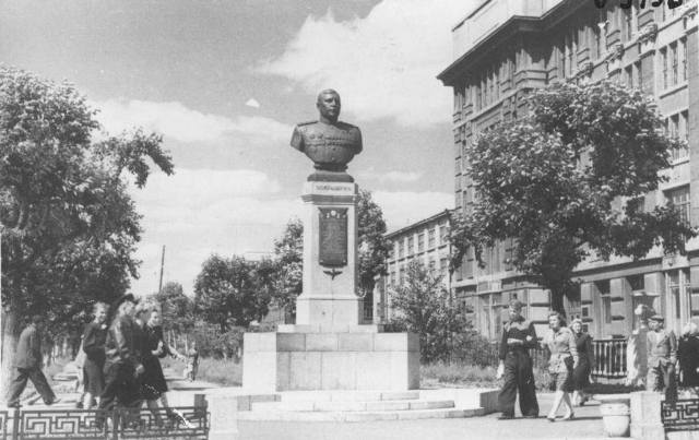 Бюст Покрышкина с площади Свердлова предлагают перенести в Новосибирске