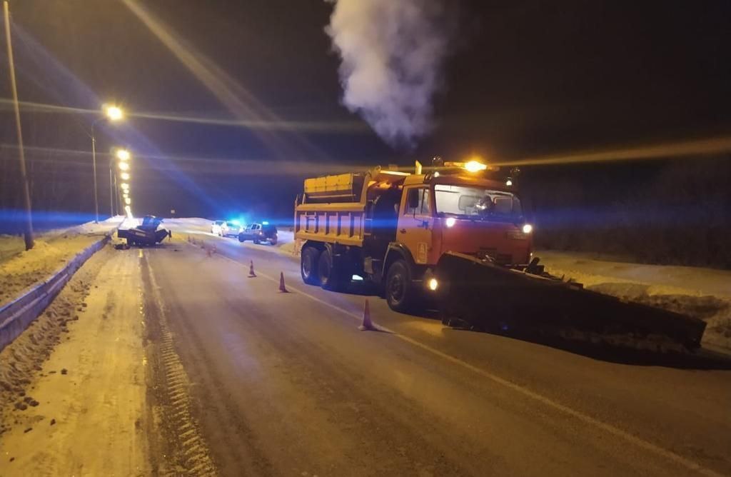 Водитель легковушки погиб под колесами снегоуборщика в Мошковском районе