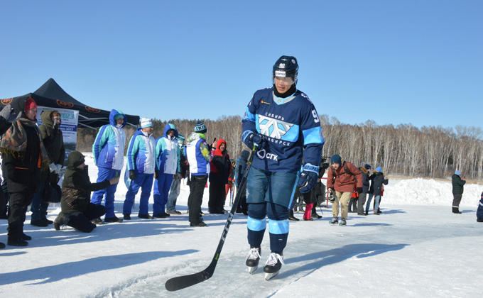 Ледовая бойня в Ордынке: «Сибирь» сыграла в хоккей на льду реки Орда