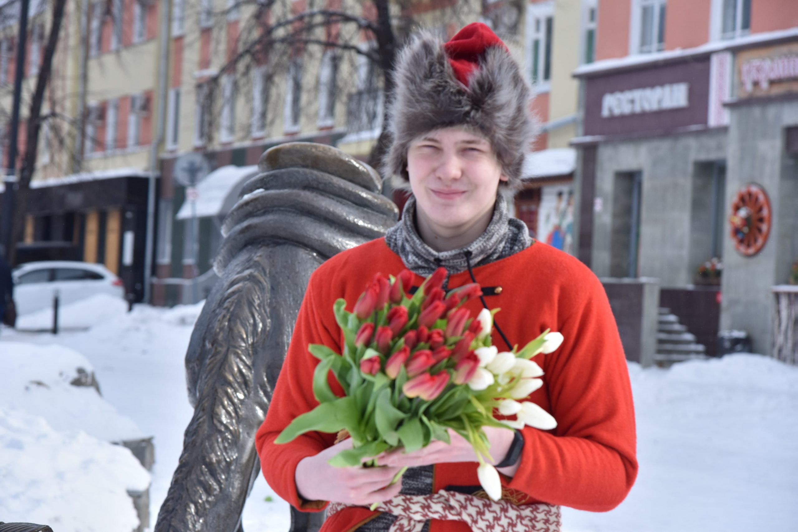 Жительниц Челябинска на Кировке поздравляют с 8 Марта гвардейцы Петра Великого