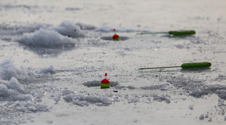 Любителям зимней рыбалки во Владивостоке напоминают о запрете выезда на лёд