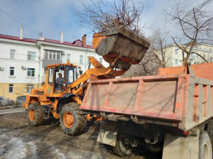 Дорожная служба Владивостока продолжает убирать упавшие ветки